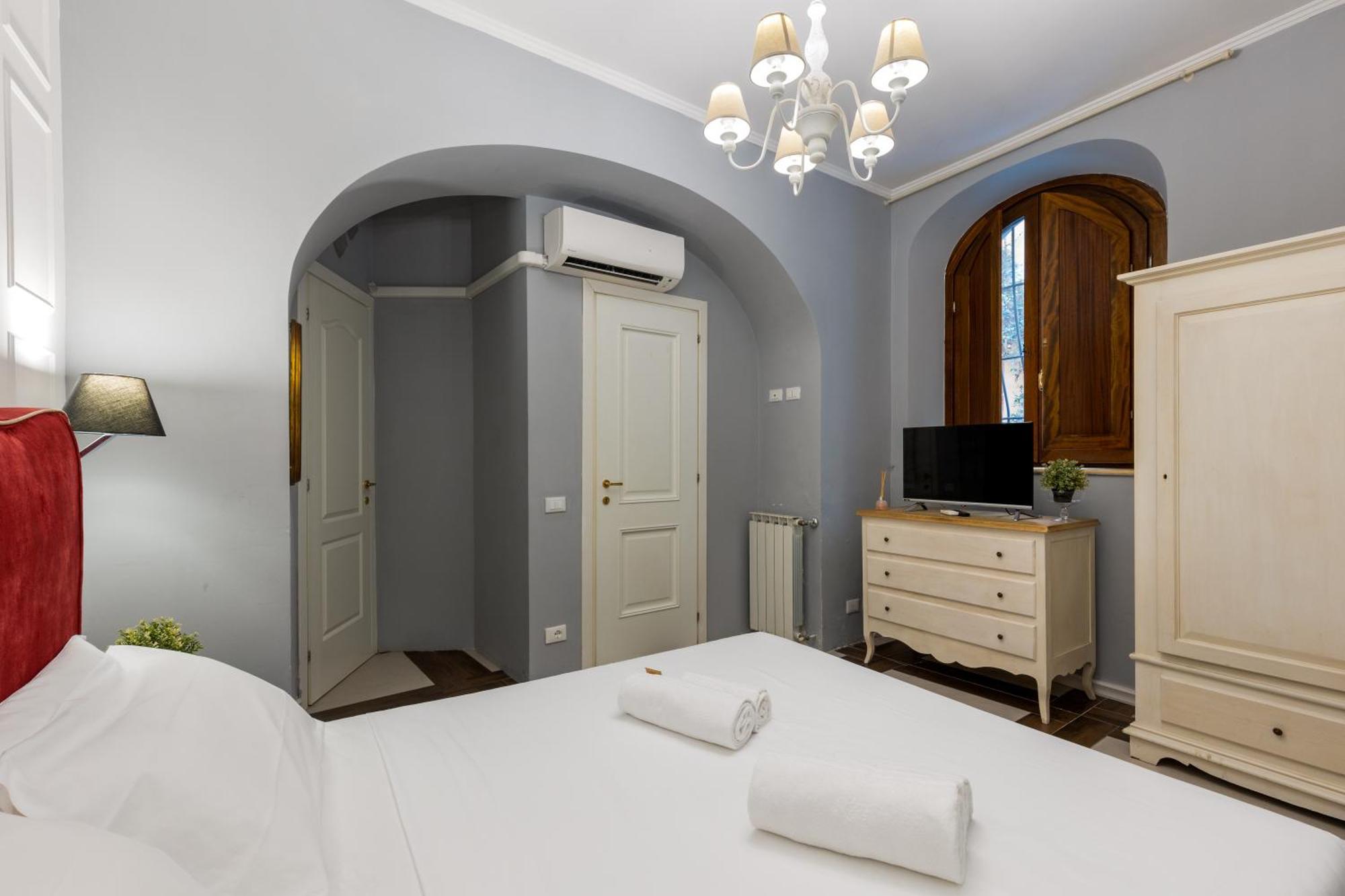 Domus 14 * Roma
